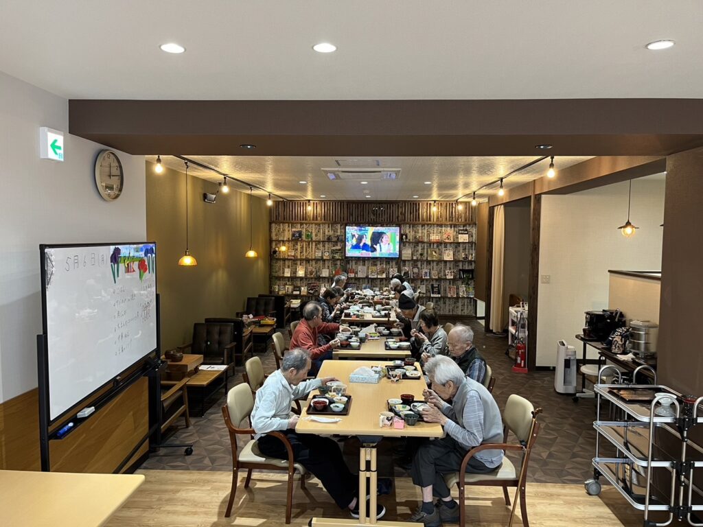 大人数で食事を食べている様子